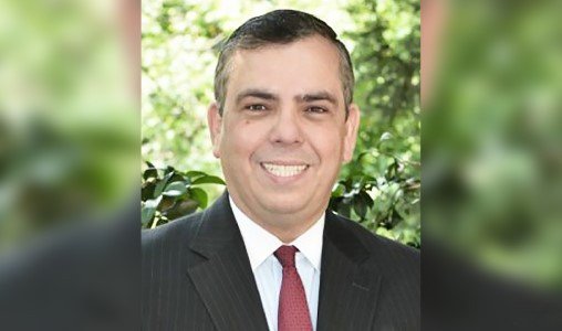 Vue aérienne de la côte marocaine, avec la mer Méditerranée en arrière-plan, symbolisant la position stratégique du Maroc dans la gestion des flux migratoires.