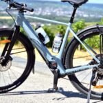 Test du Moustache Dimanche 29 Gravel : L'aventure électrique au cœur des vignobles de Champagne 8 Moustache Dimanche 29 Gravel en action sur un chemin viticole en Champagne, avec des vignes en arrière-plan.