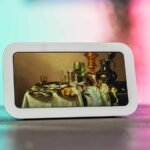 Offre Flash : L'Amazon Echo Show 5 (2023) et son Alexa+ Révolutionnaire à -41% ! 6 L'Amazon Echo Show 5 (2023) de face, affichant une interface colorée, posé sur une surface claire.