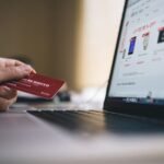Une personne utilisant une application de paiement mobile, avec des icônes de services numériques comme Netflix et Spotify en arrière-plan, symbolisant la convergence des attentes en matière d'expérience utilisateur.