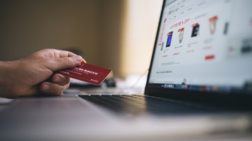 Le Paiement Digital : Quand l'Expérience Utilisateur Défie les Standards de Netflix et Spotify 3 Une personne utilisant une application de paiement mobile, avec des icônes de services numériques comme Netflix et Spotify en arrière-plan, symbolisant la convergence des attentes en matière d'expérience utilisateur.