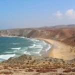 La plage blanche de Guelmim, un paysage désertique et côtier immaculé.