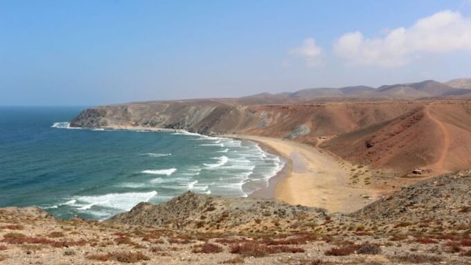 La plage blanche de Guelmim, un paysage désertique et côtier immaculé.