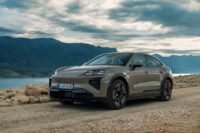 Le nouveau Porsche Cayenne Coupé Electric, un SUV de luxe électrique, symbole de la transition de la marque.