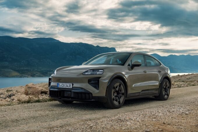 Le nouveau Porsche Cayenne Coupé Electric, un SUV de luxe électrique, symbole de la transition de la marque.