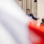 Présidentielle 2027 : Jean-Luc Mélenchon, l'Ambition d'un Face-à-Face Historique 8 Jean-Luc Mélenchon s'exprimant lors d'un meeting politique, avec un fond aux couleurs de la France Insoumise, symbolisant son ambition pour 2027.