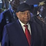 Raphaël Katebe Katoto souriant à sa sortie de l'aéroport de Lubumbashi, le 29 juillet 2024, lors de son retour au Haut-Katanga.