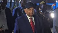 Raphaël Katebe Katoto souriant à sa sortie de l'aéroport de Lubumbashi, le 29 juillet 2024, lors de son retour au Haut-Katanga.