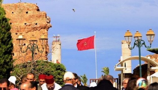 Oued Eddahab : 47 Ans d'Unité Retrouvée, un Maroc Intègre et Prospère 7 Vue aérienne de la province d'Oued Eddahab au Maroc, avec des dunes de sable et l'océan Atlantique en arrière-plan, symbolisant l'unité territoriale.