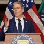 Téhéran sous pression : Washington durcit le ton avec de nouvelles sanctions économiques 8 Drapeaux américain et iranien, symbolisant les tensions géopolitiques et les sanctions économiques imposées par les États-Unis à l'Iran.
