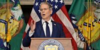 Drapeaux américain et iranien, symbolisant les tensions géopolitiques et les sanctions économiques imposées par les États-Unis à l'Iran.