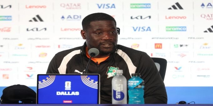 L'entraîneur Emerse Faé de la Côte d'Ivoire s'exprime lors d'une conférence de presse avant un match de la Coupe du Monde de la FIFA 2026 à Arlington, Texas.