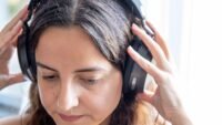 Casque Sennheiser Momentum 5 de couleur noire posé sur une surface, mettant en valeur son design élégant et ses coussinets confortables.
