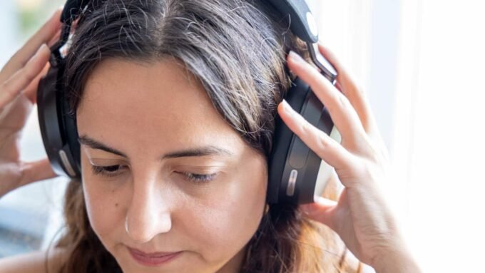 Casque Sennheiser Momentum 5 de couleur noire posé sur une surface, mettant en valeur son design élégant et ses coussinets confortables.