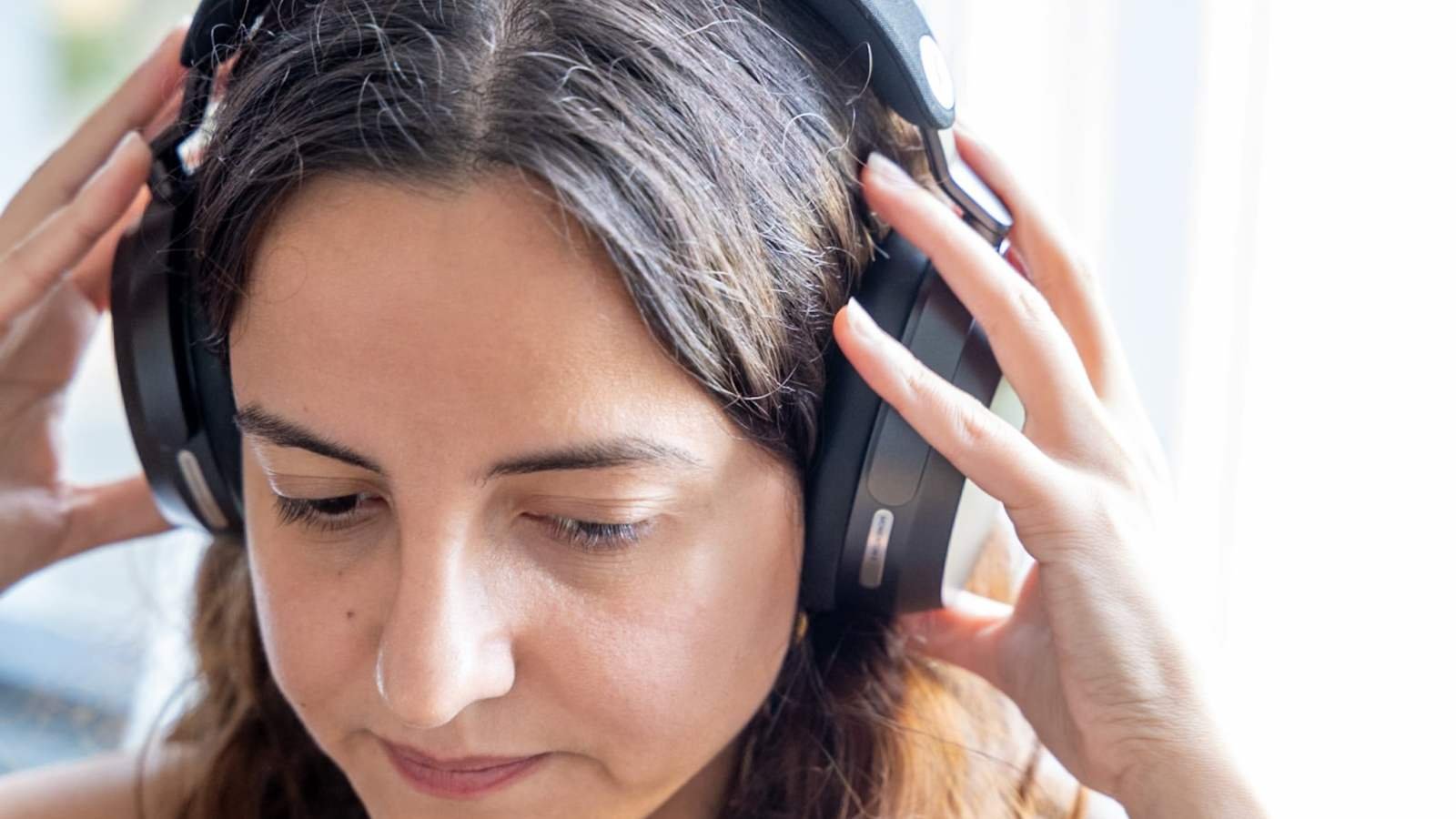 Casque Sennheiser Momentum 5 de couleur noire posé sur une surface, mettant en valeur son design élégant et ses coussinets confortables.