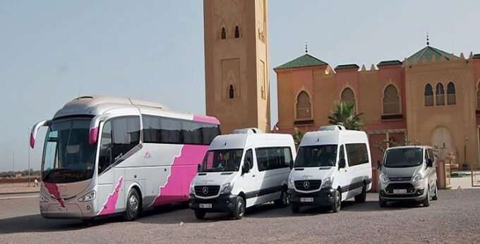 Un camion de transport routier sur une autoroute marocaine, symbolisant le secteur bénéficiant du soutien gouvernemental.