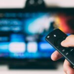 Une image d'illustration montrant un écran de télévision avec des icônes de streaming, symbolisant le streaming illégal et les défis technologiques.