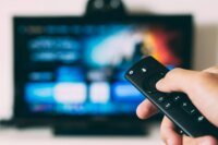 Une image d'illustration montrant un écran de télévision avec des icônes de streaming, symbolisant le streaming illégal et les défis technologiques.