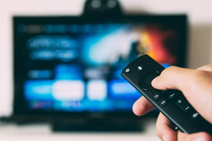 Une image d'illustration montrant un écran de télévision avec des icônes de streaming, symbolisant le streaming illégal et les défis technologiques.