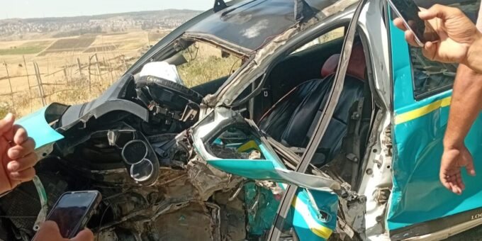 Scène d'accident avec des véhicules endommagés et des services de secours à Tanger.