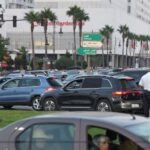Tanger : La Perle du Nord étouffe sous la vague d'embouteillages estivaux 6 Vue aérienne d'un embouteillage dense sur une artère principale de Tanger en pleine saison estivale, avec des véhicules à l'arrêt.