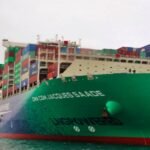 Vue aérienne d'un port marocain animé avec des conteneurs et des navires, symbolisant la croissance du trafic maritime.