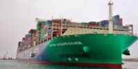 Vue aérienne d'un port marocain animé avec des conteneurs et des navires, symbolisant la croissance du trafic maritime.