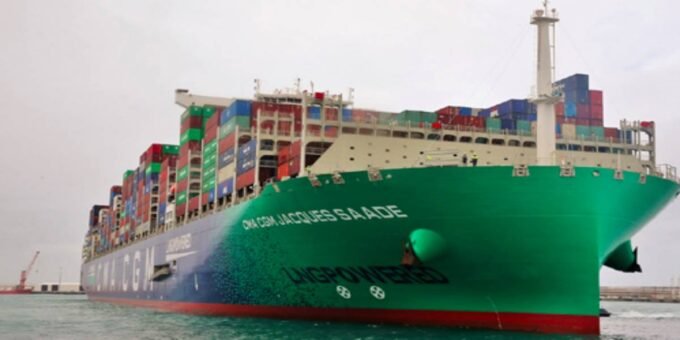 Vue aérienne d'un port marocain animé avec des conteneurs et des navires, symbolisant la croissance du trafic maritime.