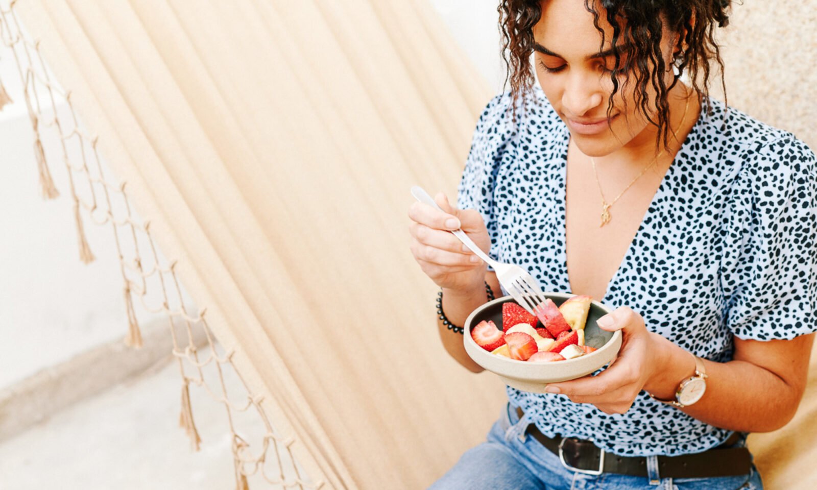 The Silent Saboteur: How Ultra-Processed Foods Accelerate Muscle Loss as You Age 3 An older person exercising or preparing a healthy meal, symbolizing muscle health and good nutrition.