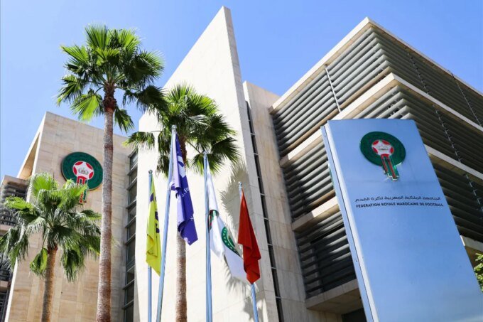 Logo de la Fédération Royale Marocaine de Football (FRMF) symbolisant la décision d'interdiction des académies étrangères.