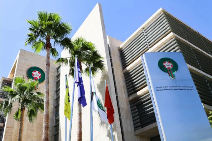 Logo de la Fédération Royale Marocaine de Football (FRMF) symbolisant la décision d'interdiction des académies étrangères.