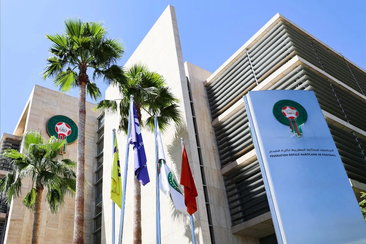 Virage Stratégique pour le Football Marocain : La FRMF Interdit les Académies Étrangères 3 Logo de la Fédération Royale Marocaine de Football (FRMF) symbolisant la décision d'interdiction des académies étrangères.