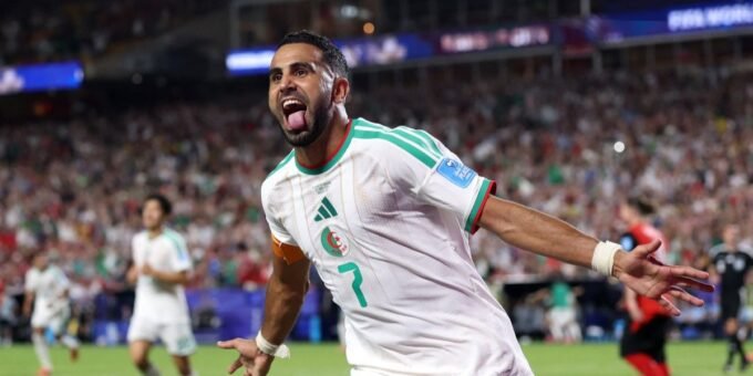 Riyad Mahrez en maillot de football, potentiellement retouché aux couleurs du Wydad de Casablanca, ou une image générique de lui en action.