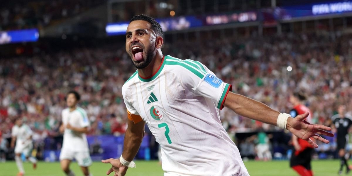 Riyad Mahrez en maillot de football, potentiellement retouché aux couleurs du Wydad de Casablanca, ou une image générique de lui en action.