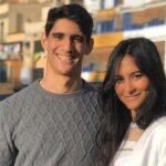 Yassine Bounou, le gardien de but des Lions de l'Atlas, en tenue de sport, regardant au loin, avec un léger sourire.