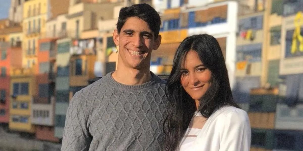 Yassine Bounou, le gardien de but des Lions de l'Atlas, en tenue de sport, regardant au loin, avec un léger sourire.