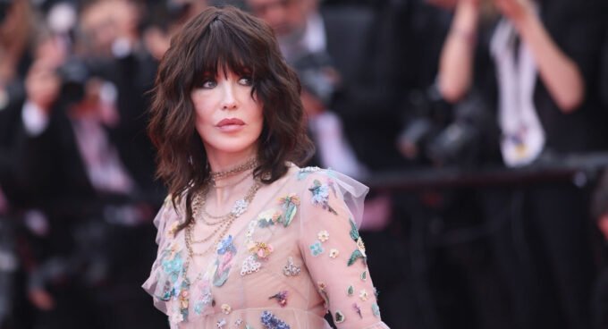 Découvrez 5 styles de franges tendance pour l'automne, parfaits pour les femmes de plus de 40 ans. Adoucissez vos traits et modernisez votre look avec élégance.