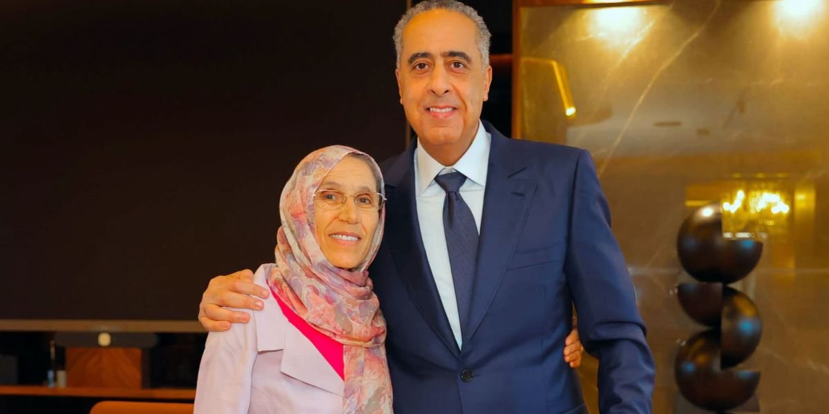 Abdellatif Hammouchi recevant son ancienne professeure Fatima Houssa, un geste de reconnaissance salué sur les réseaux sociaux.
