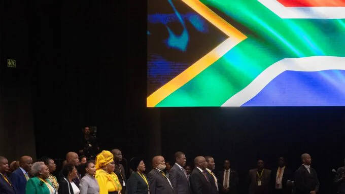 Le président Cyril Ramaphosa et d'autres membres de l'ANC lors d'une séance parlementaire au Cap, symbolisant les défis politiques actuels du parti.