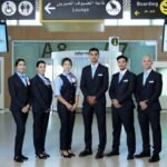 Les équipes d'accueil de l'ONDA dans leurs nouvelles tenues aux couleurs d'Airports of Morocco, souriantes et prêtes à assister les voyageurs dans un aéroport moderne.