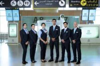 Les équipes d'accueil de l'ONDA dans leurs nouvelles tenues aux couleurs d'Airports of Morocco, souriantes et prêtes à assister les voyageurs dans un aéroport moderne.