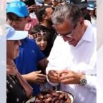 M. Akhannouch saluant la foule enthousiaste lors de sa tournée à Tamri pour le RNI