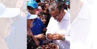 M. Akhannouch saluant la foule enthousiaste lors de sa tournée à Tamri pour le RNI