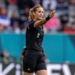 Bouchra Karboubi : Le Sifflet d'Or Marocain S'exile en Espagne, un Nouveau Chapitre S'ouvre 6 Portrait de Bouchra Karboubi, arbitre de football marocaine, sur un terrain