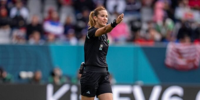 Portrait de Bouchra Karboubi, arbitre de football marocaine, sur un terrain