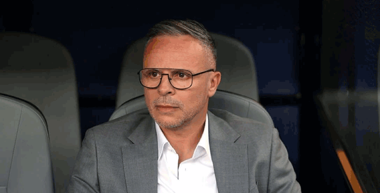 Photo du sélectionneur national Mohamed Ouahbi annonçant la liste des joueurs des Lions de l'Atlas pour les éliminatoires de la CAN 2027.