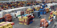Une carte du monde stylisée avec des lignes de commerce numérique et des symboles d'intelligence artificielle, illustrant la résilience du commerce mondial malgré les tensions géopolitiques.