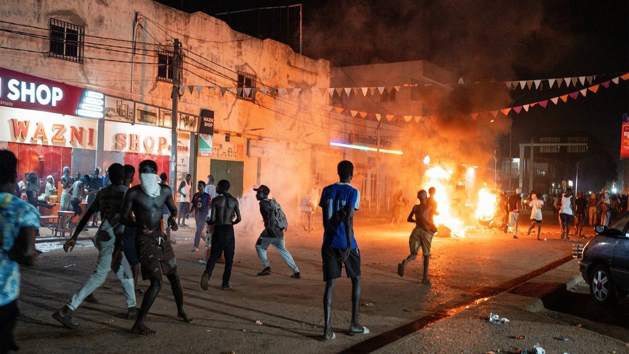 Manifestation de Gambiens à Banjul contre les coupures d'électricité et d'eau, le 8 septembre 2026.