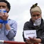 صورة مركبة لأبرز الأحداث الإخبارية: تعيين سياسي، شعار الأمم المتحدة، طائرة، خريطة الشرق الأوسط، أسواق، وملعب كرة قدم.
