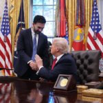 أسبوع حافل: دبلوماسية ترامب، صراعات الشرق الأوسط، وتألق رياضي عالمي 8 صورة تجمع الرئيس الأمريكي السابق دونالد ترامب مع ممداني، تعكس الأجواء الدبلوماسية المشحونة في نيويورك.